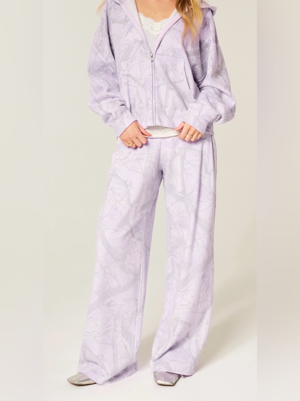 Hollister Feel Good Camo Baggy Sweatpants in Light Lilac Camo - M LONG